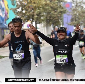 Dos corredores celebrando con el dorsal a la vista