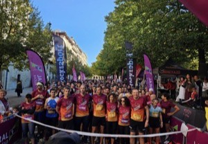 Salida masiva de una carrera en una avenida arbolada