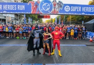 Salida de una carrera temática con participantes disfrazados
