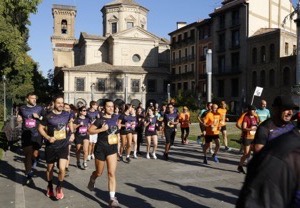 Grupo de corredoras y corredores por una calle del casco antiguo