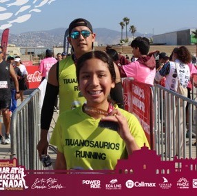 Participante con la camiseta de su club en una carrera popular