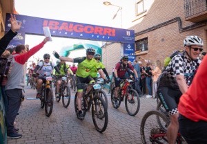 Ciclistas de montaña pasando bajo el arco de salida